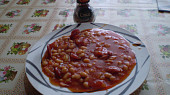 Fazolová chilli pánev, podáváme, popřípadě ochutíme chilli