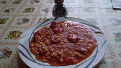 Fazolová chilli pánev, podáváme, popřípadě ochutíme chilli