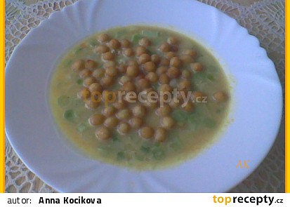 Krémová zeleninová polévka s mladou cibulkou