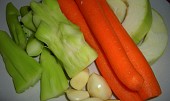 Kuřecí kousky s nudličkovou zeleninou (použitá zelenina (chybí tam cibule - já ji zapomněla přidat na focení))