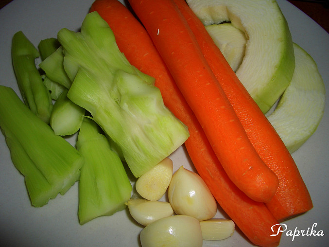 Kuřecí kousky s nudličkovou zeleninou, použitá zelenina (chybí tam cibule - já ji zapomněla přidat na focení)