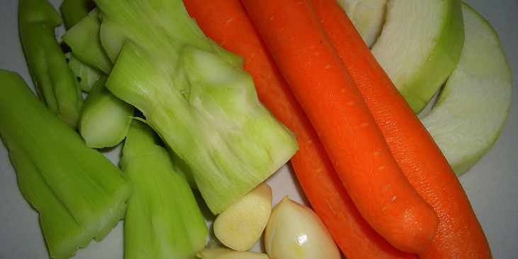 Kuřecí kousky s nudličkovou zeleninou (použitá zelenina (chybí tam cibule - já ji…)