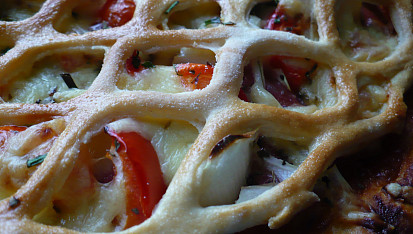 Pizza pod mřížkou