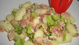 Česnekové gnocchi s brokolicí a slaninou