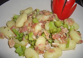 Česnekové gnocchi s brokolicí a slaninou