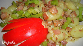 Česnekové gnocchi s brokolicí a slaninou