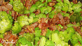 Česnekové gnocchi s brokolicí a slaninou, směs brokolice, slaniny a česneku čeká na gnocchi
