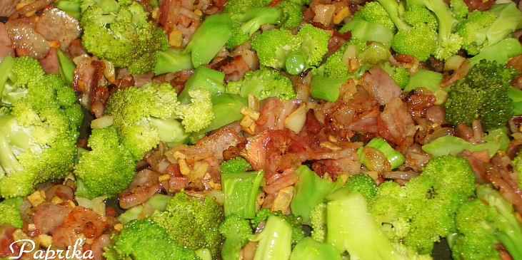 Česnekové gnocchi s brokolicí a slaninou (směs brokolice, slaniny a česneku čeká na gnocchi)