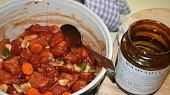 Nudličky tomoshiraga s vepřovým masem, marinování