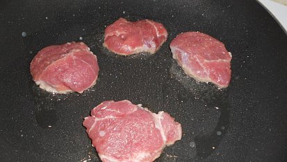 Pikantní vepřové medajlonky, maso orestujeme