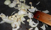 Pikantní vepřové medajlonky, po vyjmutí masa opečeme cibuli s česnekem