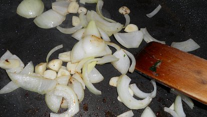 Pikantní vepřové medajlonky, po vyjmutí masa opečeme cibuli s česnekem
