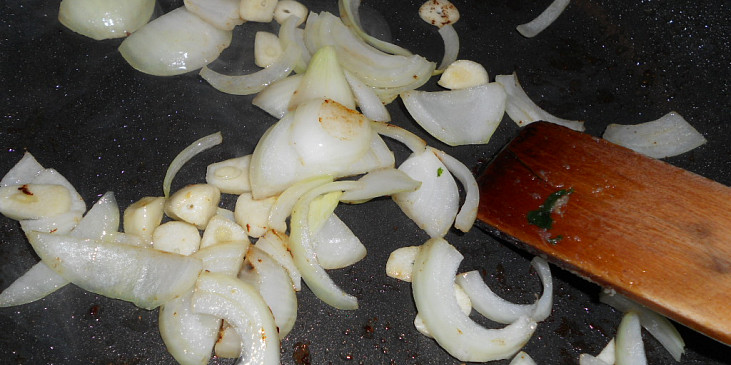 po vyjmutí masa opečeme cibuli s česnekem
