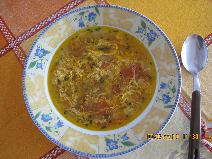 Cibulová polévka s rajčaty
