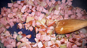 Halušky s uzeným masem a kysaným zelím, osmažíme uzené maso s cibulí
