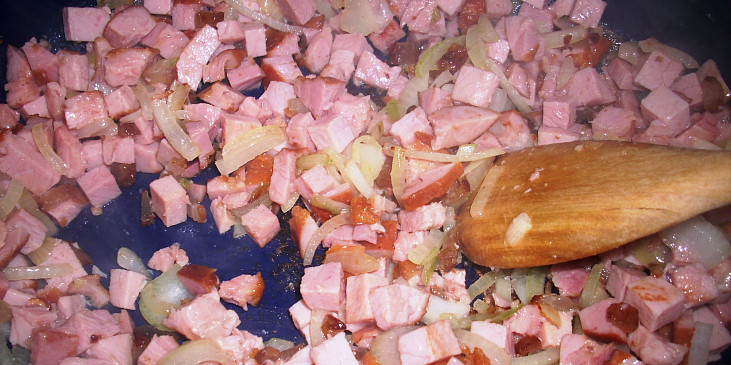 Halušky s uzeným masem a kysaným zelím (osmažíme uzené maso s cibulí)