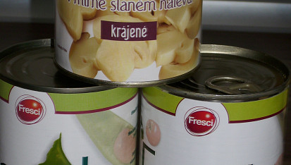 Kuřecí čtvrtky na fazolích s bylinkovou krustou