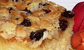 Máslovošlehačkový koláč s mandlovou krustou