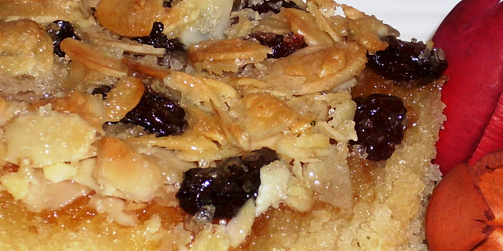 Máslovošlehačkový koláč s mandlovou krustou