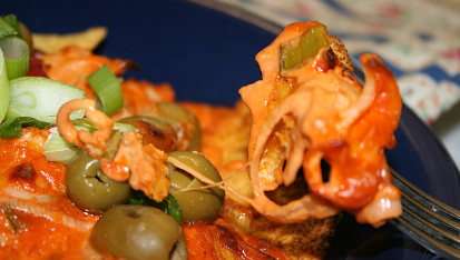 Nachos zapečené s pikantní sýrovou omáčkou