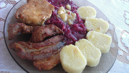 Pečené maso s červeným zelím a bramborovým knedlíkem
