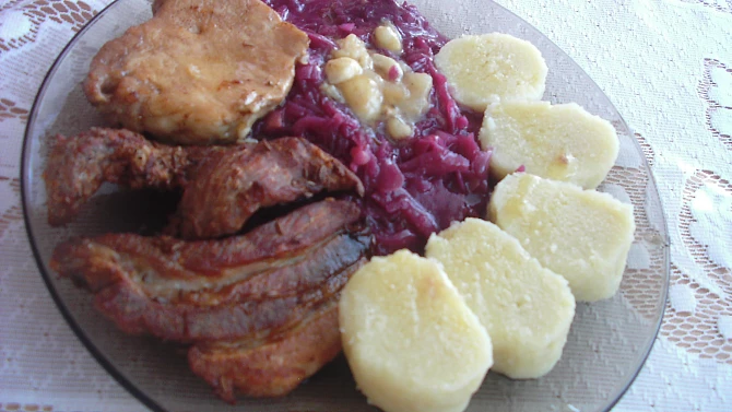 Pečené maso s červeným zelím a bramborovým knedlíkem
