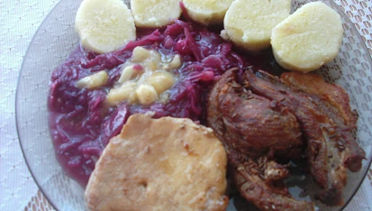 Pečené maso s červeným zelím a bramborovým knedlíkem