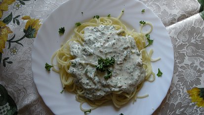 Špagety se zakysanou smetanou a tuňákem