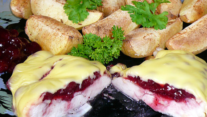 Kuřecí steak s brusinkami zapečený