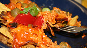 Nachos zapečené s pikantní sýrovou omáčkou