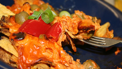 Nachos zapečené s pikantní sýrovou omáčkou