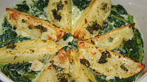 Pečené brambory ve špenátovém lůžku