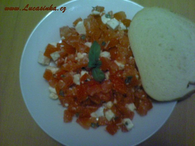 Rajčatový salát s Fetou, s pečivem