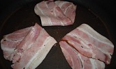 Tvarůžky na slaninovém lůžku (slanina složená do tvaru V)