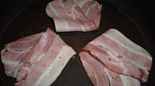 Tvarůžky na slaninovém lůžku, slanina složená do tvaru V