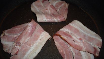 Tvarůžky na slaninovém lůžku, slanina složená do tvaru V