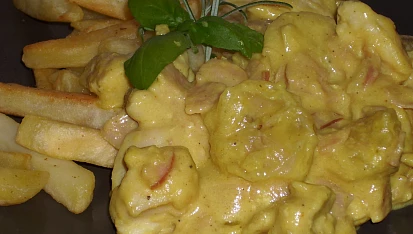 Kuřecí kousky na kari s česnekem, šunkou a banánem