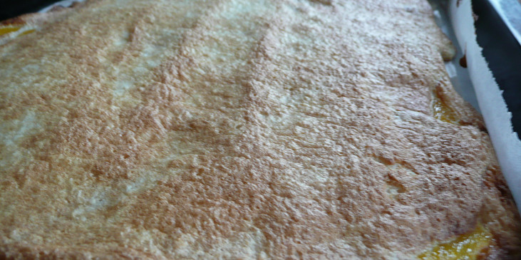 Vrstvený koláček s broskvemi (a pod kokosovým sněhem)