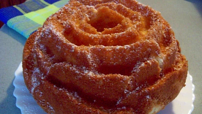 Citronová bábovka s kandovanou citrusovou kůrou