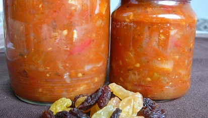 Rajčatové čatní (omáčka pokaždé jinak), Čatní s vínem, marmeládou a rozinkami