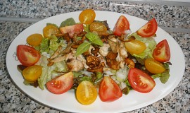 Zeleninový salát s hříbky a kuřecím masem