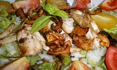 Zeleninový salát s hříbky a kuřecím masem