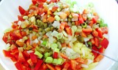 Bramborový salát - zase jinak, brambory a zeleninu promícháme...