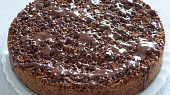Čokodrobenkový koláč, čerstvě pocákaný čokoládou
