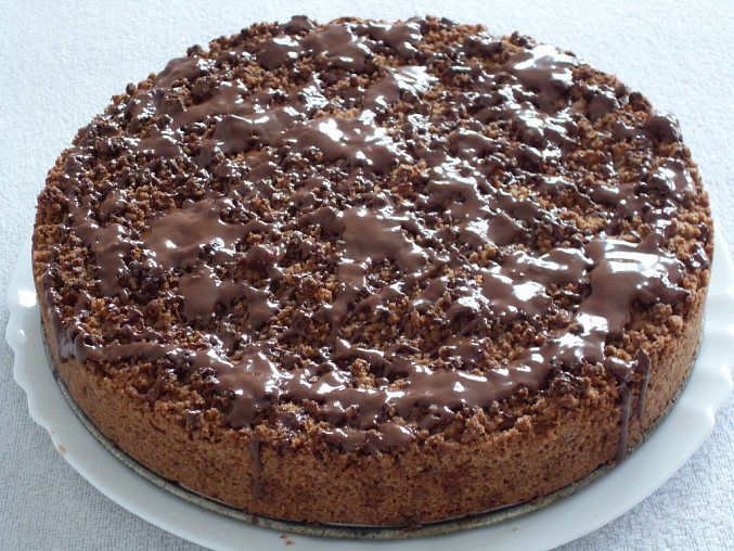 Čokodrobenkový koláč, čerstvě pocákaný čokoládou
