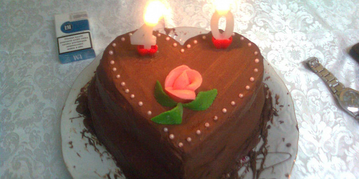 Dvoupatrový dort s kávovým krémem a čokoládovou polevou
