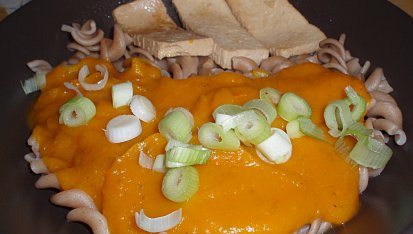 Dýňová omáčka s marinovaným tofu,špaldové vrtulky