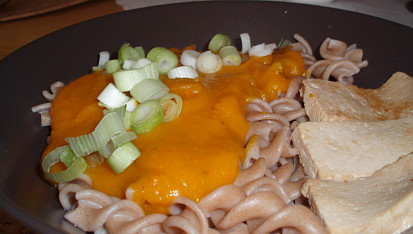 Dýňová omáčka s marinovaným tofu,špaldové vrtulky