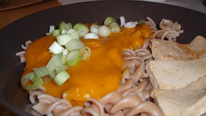 Dýňová omáčka s marinovaným tofu,špaldové vrtulky