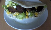 Falafel v pitta chlebu (v pitta chlebu se zeleninou)